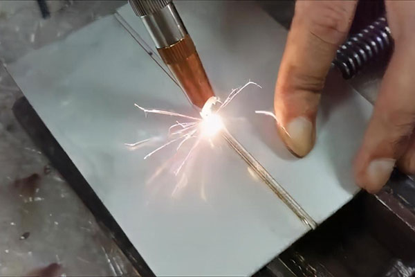 手持式激光焊接機(jī)與傳統(tǒng)焊接機(jī)比有什么優(yōu)勢(shì)？